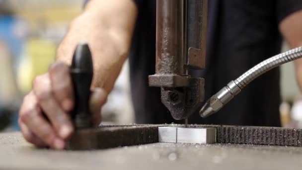 Vídeo Cerca Taladro Que Realiza Una Pieza Metal Una Fábrica — Vídeos de Stock