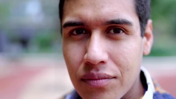 Горизонтальное Крупным Планом Видео Замедленным Движением Серьезного Латиноамериканского Студента Смотрящего — стоковое видео