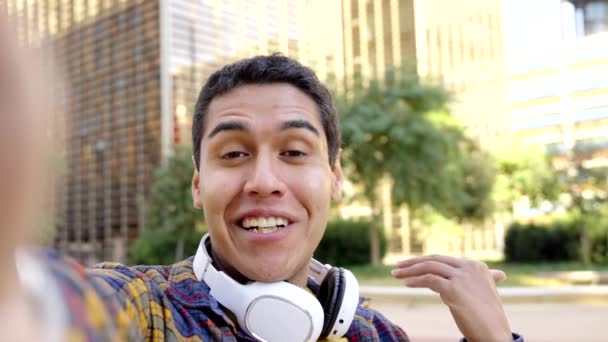 Vídeo Horizontal Com Câmera Lenta Com Perspectiva Pessoal Estudante Latino — Vídeo de Stock
