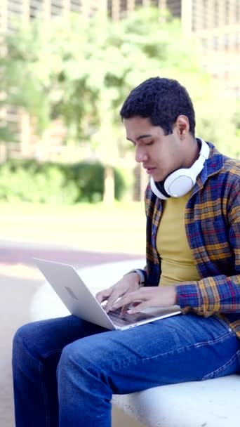 Vídeo Vertical Cámara Lenta Joven Estudiante Latino Usando Portátil Sentado — Vídeo de stock