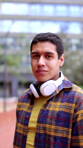 Вертикальное Видео Замедленного Действия Латинского Студента Смотрящего Камеру Гордо Стоящую — стоковое видео