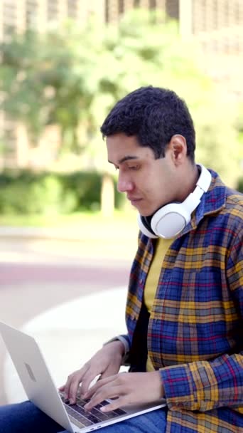 Vertikale Zeitlupe Video Eines Lateinischen Studenten Mit Laptop Gestikuliert Erfolg — Stockvideo