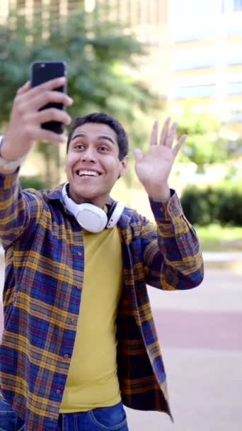 Vídeo Câmera Lenta Vertical Estudante Latino Feliz Acenando Durante Uma — Vídeo de Stock