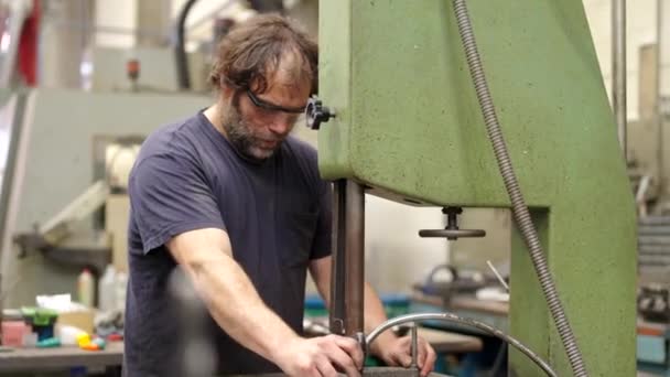 用工厂的机器拍摄的一个戴防护护目镜的集中工人的视频 — 图库视频影像