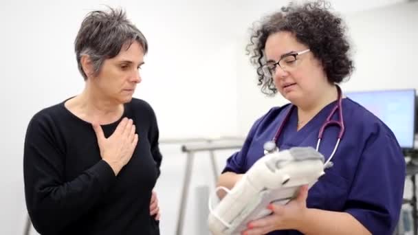 Film Wideo Lekarzem Wyjaśnia Kobiecie Jak Działa Przenośny Defibrylator Awaryjny — Wideo stockowe