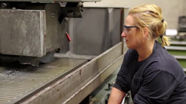 一名女工在Cnc工厂使用工业光盘切割机的录像 — 图库视频影像