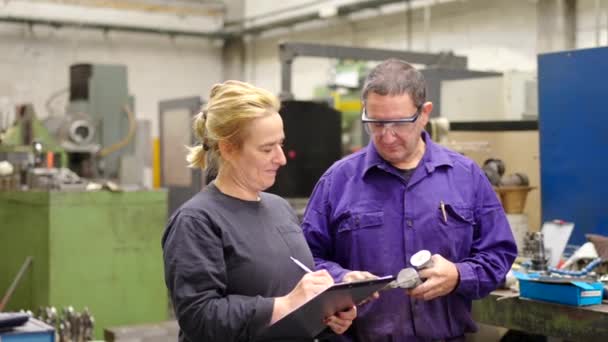 一组工程师在Cnc工厂对零件进行质量控制时的录像 — 图库视频影像