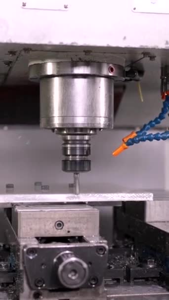 近代的なCnc工場で金属片を切断するフライス盤のビデオ — ストック動画