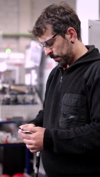 在Cnc现代工厂用电钻擦亮金属件的浓缩工人的视频 — 图库视频影像