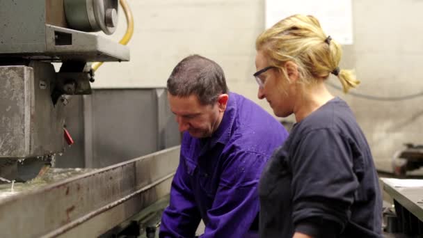 技术员在工程师的监督下修理工厂一部重型机械的录像 — 图库视频影像