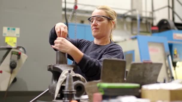 一位女工程师在一家Cnc工厂修理一台工业机器的视频 — 图库视频影像