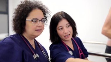 Stres testi yapan bir hastanın sonuçlarını analiz eden iki kardiyoloğun videosu.