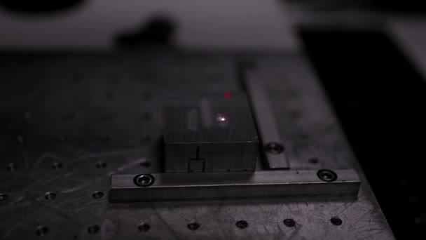 Vidéo Une Gravure Laser Numéro Série Modèle Une Pièce Métallique — Video