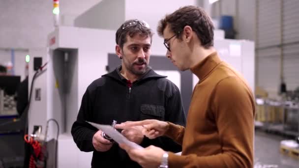 在一个现代化的Cnc工厂里 一个体力劳动者和一个工程师就一个问题进行咨询的视频 — 图库视频影像