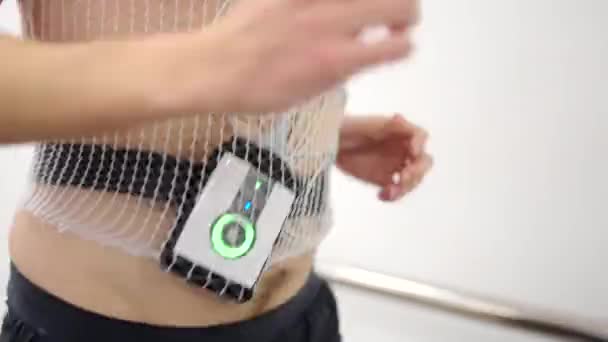 Nagranie Wideo Monitora Cardiac Holter Wiszącego Pacjencie Podczas Wykonywania Testu — Wideo stockowe