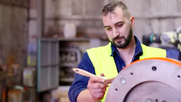 工場の若い大人の手工芸機械を描くこと ペイントブラシを使用して働く男 — ストック動画