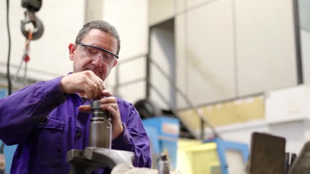 Bir Fabrikada Endüstriyel Bir Makineyi Temizleyen Bir Işçinin Videosu — Stok video
