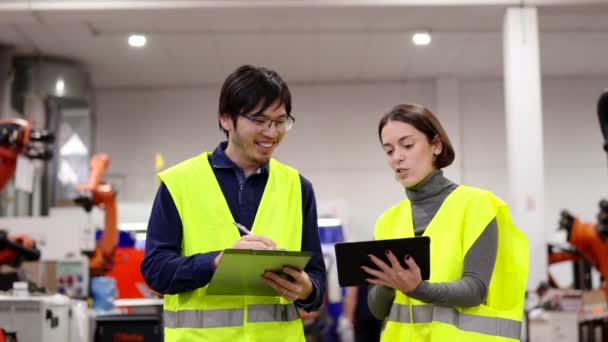 Employés Multiethniques Effectuant Contrôle Qualité Dans Une Usine Entrepôt Robots — Video