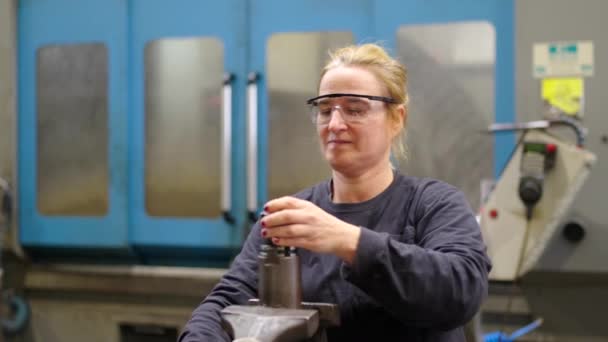 Video Kvinnlig Ingenjör Laga Industriell Maskin Cnc Fabrik — Stockvideo