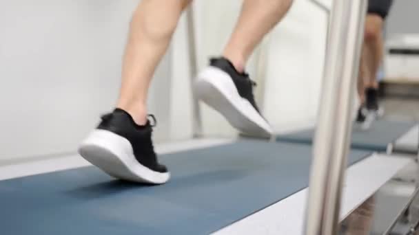 Zbliżenie Wideo Tylnym Widokiem Nóg Mężczyzny Biegającego Bieżni Podczas Testu — Wideo stockowe