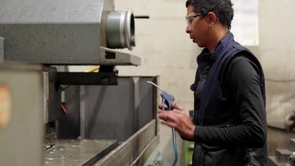 Fabrikadaki Bir Makinenin Kalan Suyunu Temizleyen Bir Işçinin Videosu — Stok video