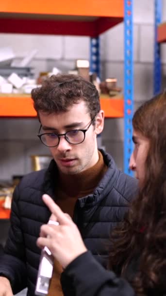 Video Två Unga Ingenjörer Som Kontrollerar Beståndet Fabrik — Stockvideo