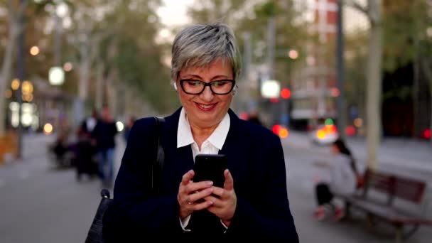 Şehirde Işten Sonra Telefonu Kullanan Mutlu Olgun Bir Kadınının Yatay — Stok video