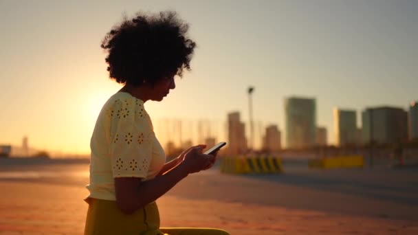 Βίντεο Την Αφροαμερικανή Χρησιμοποιεί Τηλέφωνο Ηλιοβασίλεμα Πληκτρολόγηση Προσώπου Στο Smartphone — Αρχείο Βίντεο
