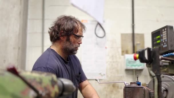 Video Hombre Puliendo Una Pieza Metal Usando Taladro Industrial — Vídeos de Stock