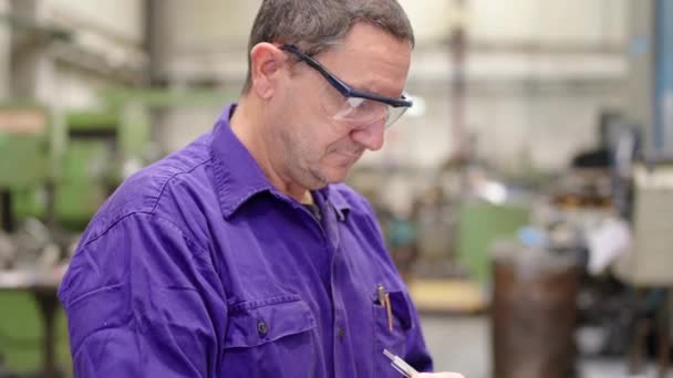 视频缩放出来的工程师控制工厂的工业生产过程 — 图库视频影像