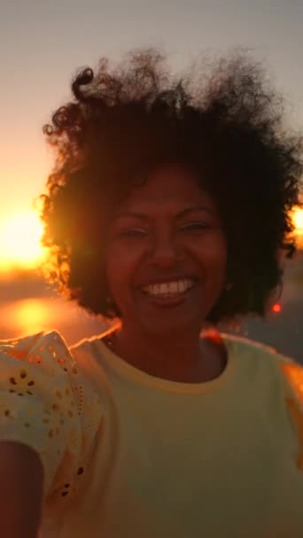 Відео Особистої Перспективи Африканської Жінки Розмовляє Під Час Відеодзвінка Місті — стокове відео