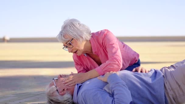 Yaşlı Bir Kadının Kocasını Göğüs Ağrısıyla Yerde Yatarken Konuşurken Rahatlatırken — Stok video