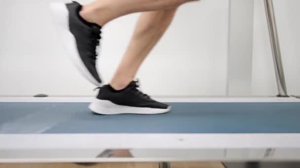 Zbliżenie Wideo Nogami Mężczyzny Biegającego Bieżni Podczas Testu Wysiłkowego Serca — Wideo stockowe