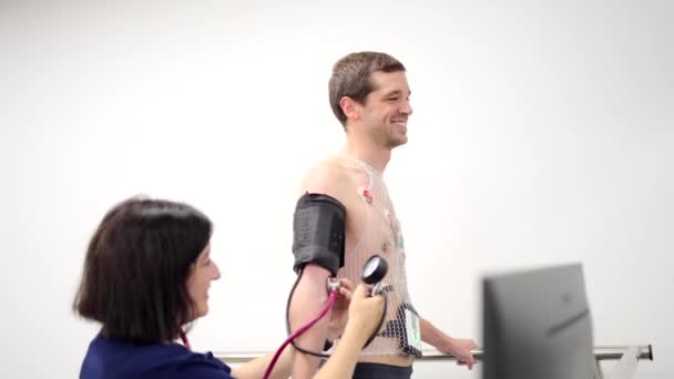 Wideo Przyjaznej Kardiologi Sprawdzającej Ciśnienie Krwi Pacjenta Podczas Testu Wysiłkowego — Wideo stockowe