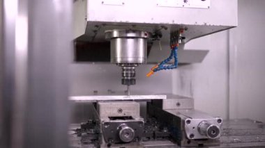 Modern bir cnc fabrikasında metal kesen bir değirmen makinesinin videosu.