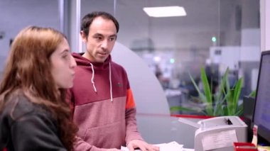 Cnc fabrikasında bilgisayar kullanan iki genç mühendisin videosu.