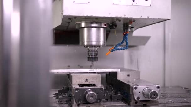 近代的なCnc工場で金属片を切断するフライス盤のビデオ — ストック動画
