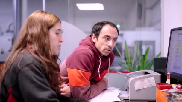Vídeo Ampliando Engenheiro Conversando Com Colega Enquanto Trabalhava Com Computador — Vídeo de Stock