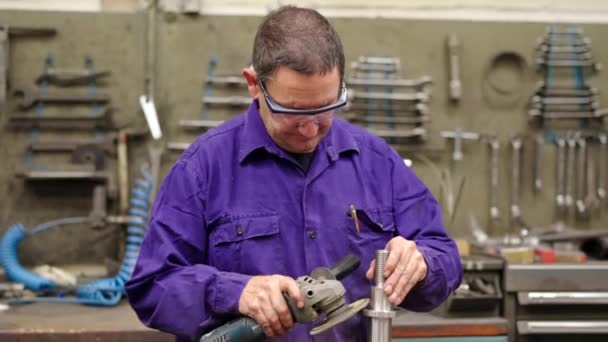 Nagranie Pracownika Noszącego Okulary Ochronne Składającego Metalowy Element Tarczą Elektryczną — Wideo stockowe