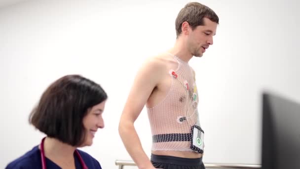 Vídeo Paciente Sentindo Nervoso Antes Iniciar Teste Estresse Cardíaco Hospital — Vídeo de Stock