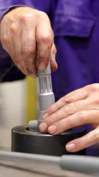 Close Vídeo Das Mãos Trabalhador Montagem Peças Metal Uma Fábrica — Vídeo de Stock