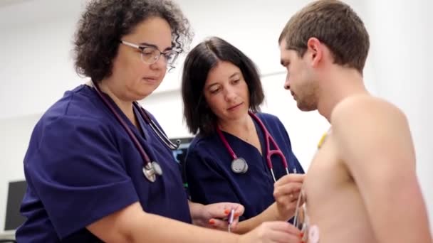 Vídeo Enfermeiro Médico Preparando Paciente Para Teste Esforço — Vídeo de Stock