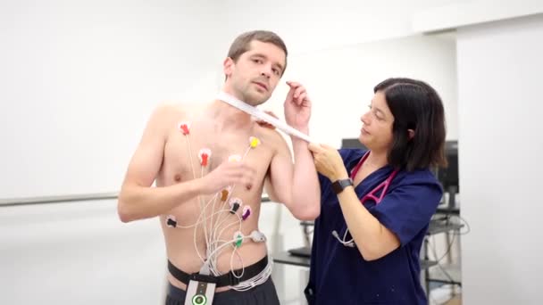 Nagranie Pielęgniarki Pomagającej Pacjentowi Przygotować Się Testu Wysiłkowego Serca — Wideo stockowe