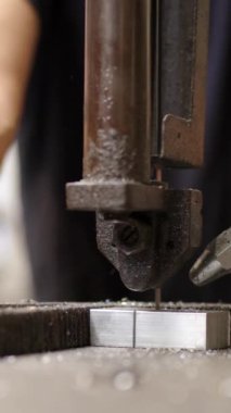 Cnc fabrikasındaki bir metal parçasında matkabın performansını gösteren yakın çekim videosu.