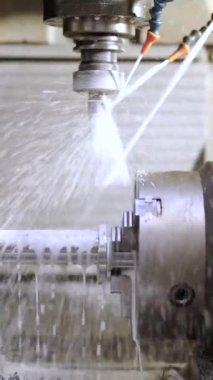Cnc fabrikasında çalışan bir değirmen makinesinin video görüntüleri.