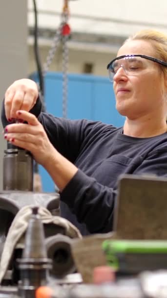 Video Female Engineer Repairing Industrial Machine Cnc Factory — Stock Video