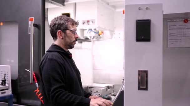 コンピュータ産業で制御されたCnc機械を点検する技術者の男のビデオ — ストック動画