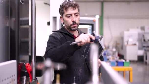 Wideo Inżyniera Mierzącego Kawałek Metalu Pomocą Zacisku Nowoczesnej Fabryce Cnc — Wideo stockowe