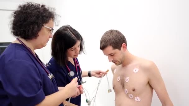 Vidéo Cardiologue Une Infirmière Plaçant Des Électrodes Patient Pour Réaliser — Video
