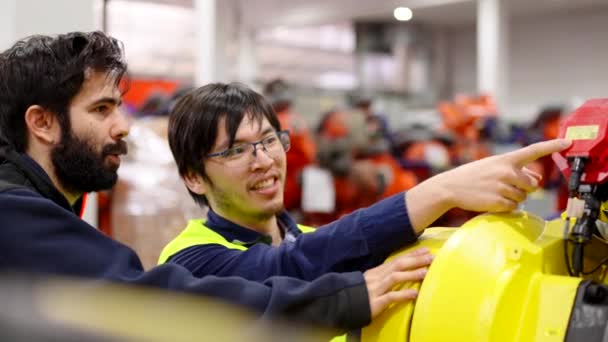 Aziatisch Ingenieur Onderwijs Van Baan Aan Beginner Werknemer Een Robotfabriek — Stockvideo